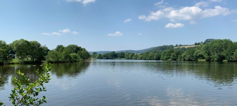Blick auf den Pfordter See an einem sonnigen Tag