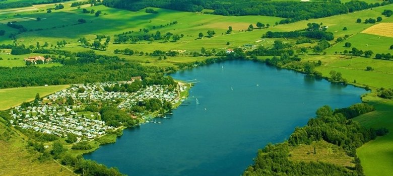 Blick auf den Nieder-Mooser-See an einem sonnigen Tag