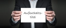 Geschäftsmann hält mit 2 Händen weißen Zettel Geschäftsmann hält mit 2 Händen weißen Zettel. Darauf steht Aufenthaltstitel