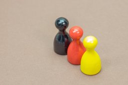 3 Spielfiguren Mensch ärger dich nicht in schwarz rot gold 3 Spielfiguren Mensch ärger dich nicht in schwarz rot gold