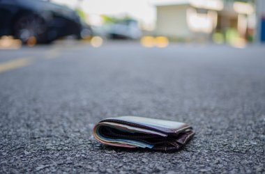 Verlorene Geldbörse mit Dokumenten auf der Straße