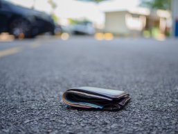 Verlorene Geldbörse mit Dokumenten auf der Straße Verlorene Geldbörse mit Dokumenten auf der Straße