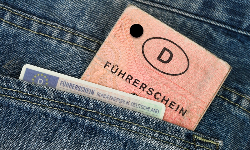 Symbolbild: Alter und neuer Führerschein in Hosentasche