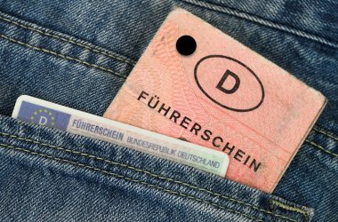 Symbolbild: Alter und neuer Führerschein in Hosentasche