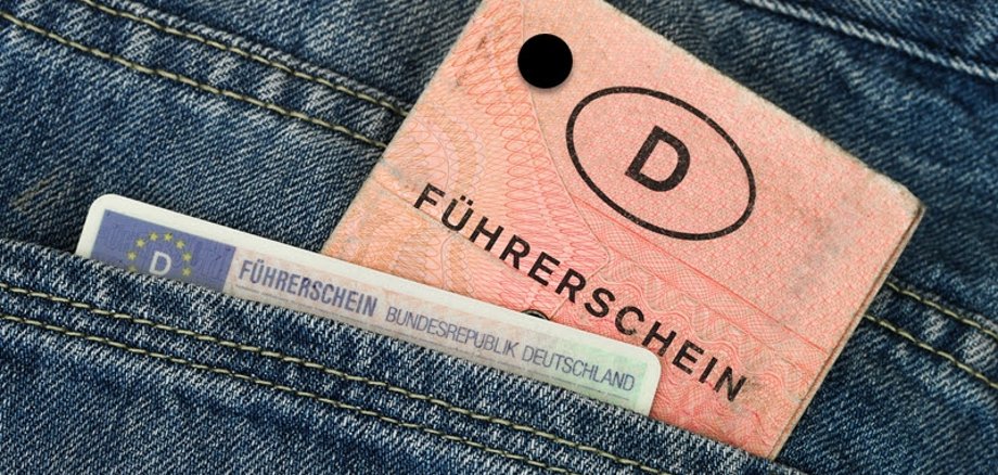 Symbolbild: Alter und neuer Führerschein in Hosentasche
