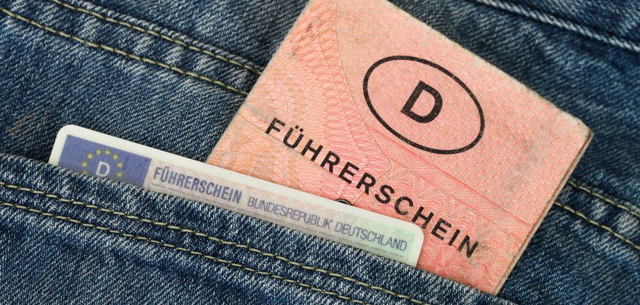 Symbolbild: Alter und neuer Führerschein in Hosentasche