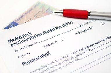Symbolbild. Darauf ein Antrag für ein Medizinisch psychologisches Gutachten MPU