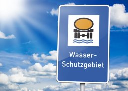 Wasserschutzgebiet mit Wolken und Sonne Wasserschutzgebiet mit Wolken und Sonne