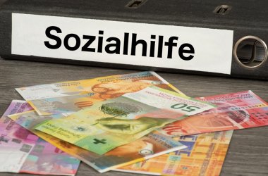 Geldscheine Schweizer Franken und die Sozialhilfe in der Schweiz