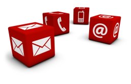 Contact Us Icons On Cubes Web- und Internet-Kontaktkonzept mit E-Mail, Handy und at-Symbol und Symbol auf vier roten Würfeln für Website, Blog und Online-Geschäft.