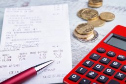 Finanzen - Taschenrechner, Kassenbeleg, Geld und Kugelschreiber auf Schreibtisch Finanzen - Taschenrechner, Kassenbeleg, Geld und Kugelschreiber auf Schreibtisch