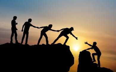 Group of people on peak mountain climbing helping team work , travel trekking success business concept Gruppe von Menschen auf dem Gipfel helfen sich gegenseitig beim Bergsteigen (Teamarbeit)