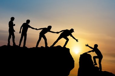 Group of people on peak mountain climbing helping team work , travel trekking success business concept Gruppe von Menschen auf dem Gipfel helfen sich gegenseitig beim Bergsteigen (Teamarbeit)