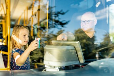 Kind beim Einsteigen in einen Bus