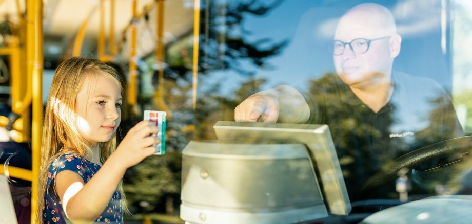 Kind beim Einsteigen in einen Bus