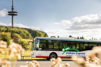 Linienbus fährt durch den Vogelsberg