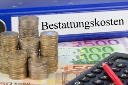 Bestattungskosten / Ordner mit Geld Bestattungskosten / Ordner mit Geld