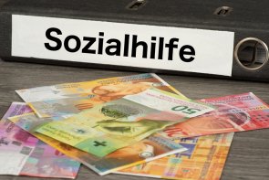 Geldscheine Schweizer Franken und die Sozialhilfe in der Schweiz Geldscheine Schweizer Franken und die Sozialhilfe in der Schweiz