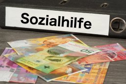 Geldscheine Schweizer Franken und die Sozialhilfe in der Schweiz