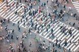Fußgänger überqueren eine Straßenkreuzung in Tokyo, Japan Fußgänger überqueren eine Straßenkreuzung in Tokyo, Japan