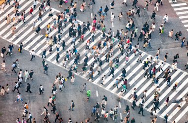 Fußgänger überqueren eine Straßenkreuzung in Tokyo, Japan