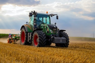 Traktor auf dem Acker Traktor auf dem Acker
