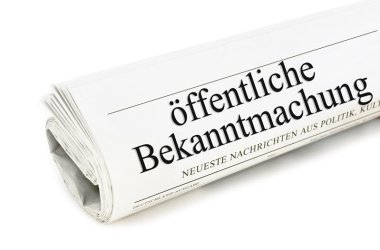 Zusammengerollte Zeitung darauf ist Öffentliche Bekanntmachung zu lesen