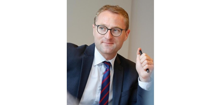 Ein Porträtfoto vom Landrat Dr. Jens Mischak (CDU)