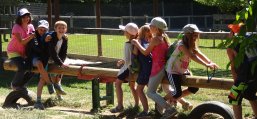 Kinder auf Wippe Kinder auf Wippe