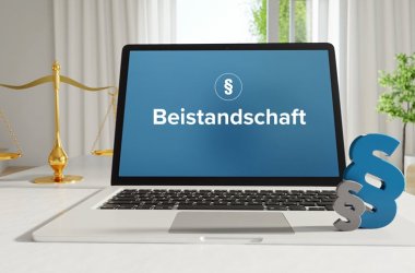 Beistandschaft – Recht, Gesetz, Internet. Laptop im Büro mit Begriff auf dem Monitor. Paragraf und Waage.