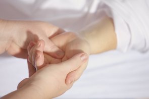 Behandlung Finger Halten