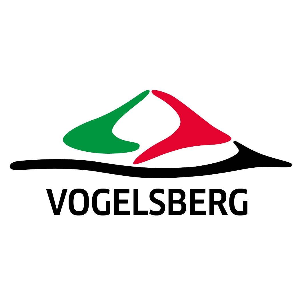 Logo des Vogelsbergkreises. Eine dreifarbige schematische Darstellung, die einen Vulkan symbolisiert. 