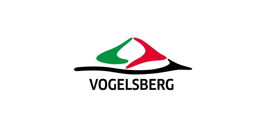 Logo des Vogelsbergkreises. Eine dreifarbige schematische Darstellung, die einen Vulkan symbolisiert. 