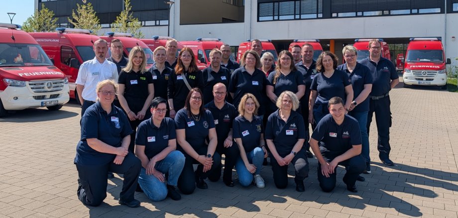 Brandschutzerzieher aus dem Vogelsbergkreis posieren für ein Foto.
