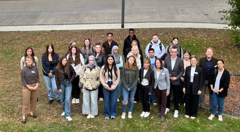 Der Altenpflegehilfe-Kurs. Ein Gruppenbild mit etwa 15 Personen auf einer kleinen Wiese.