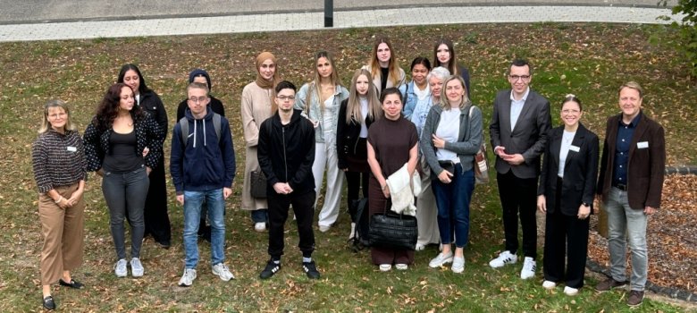 Der Krankenpflegehilfe-Kurs. Ein Gruppenbild mit etwa 15 Personen auf einer kleinen Wiese.
