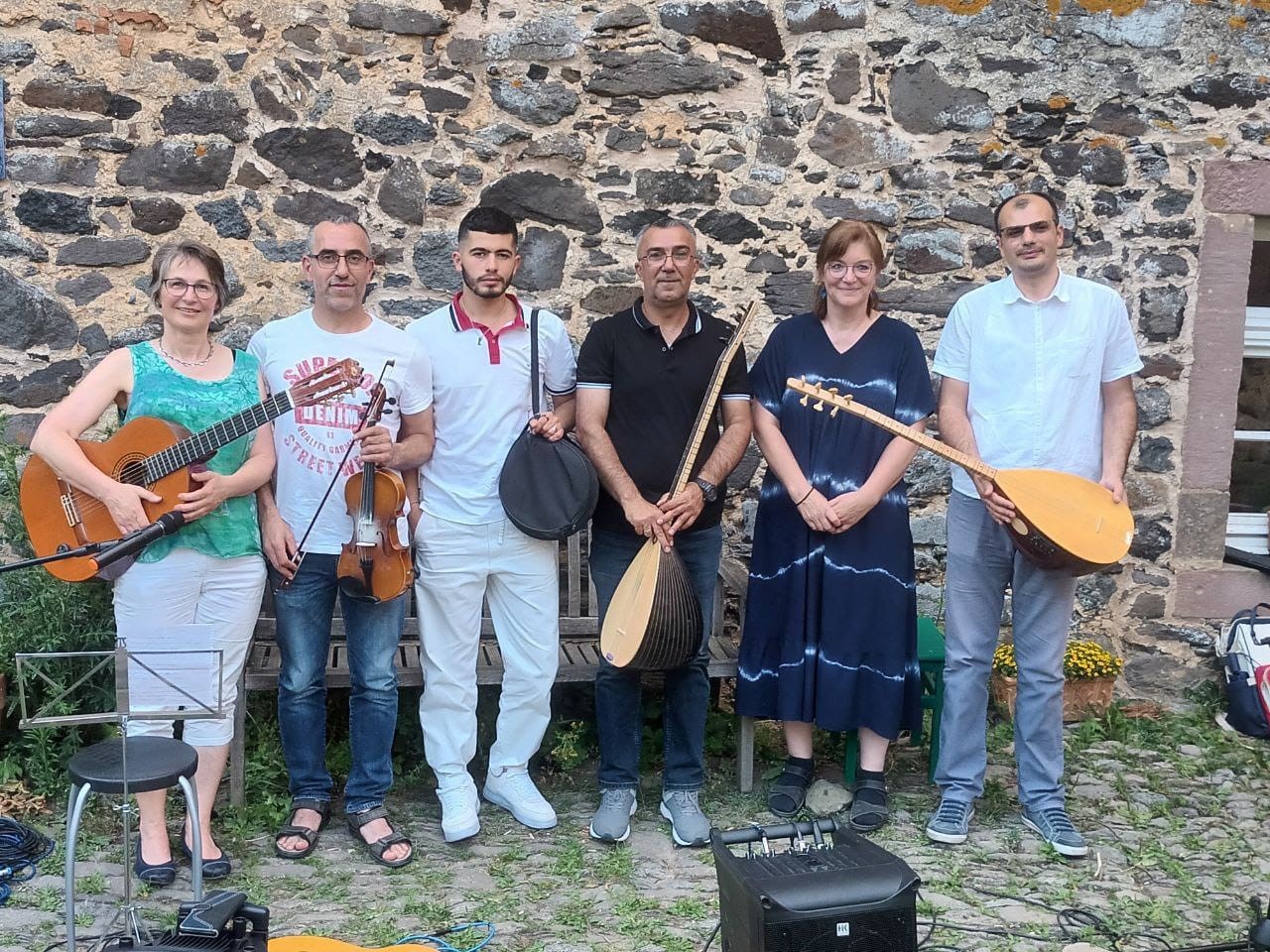 Als besondere Gäste konnten die Musiker der One-World-Band gewonnen werden. Sie sind inzwischen gut bekannt in der Region und spielen von 17 bis 18 Uhr auf der Bühne im Hofgut. 