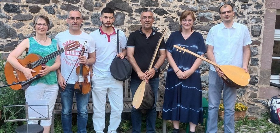 Als besondere Gäste konnten die Musiker der One-World-Band gewonnen werden. Sie sind inzwischen gut bekannt in der Region und spielen von 17 bis 18 Uhr auf der Bühne im Hofgut. 