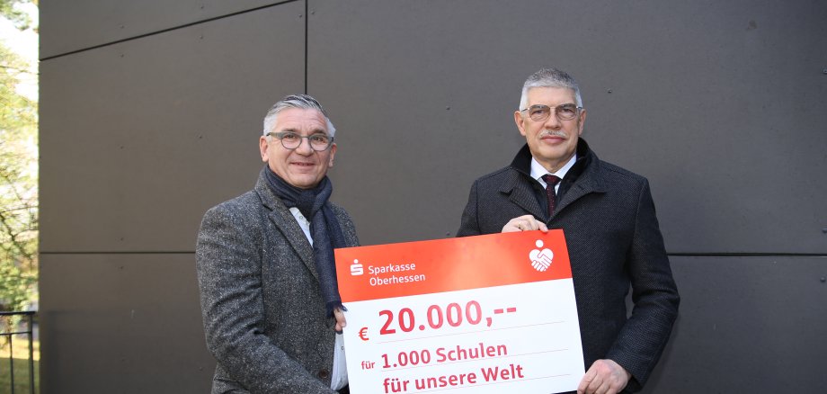 20.000 Euro für die Gemeinschaftsinitiative „1000 Schulen für unsere Welt“: Die Fördergelder überreichte Sparkassen-Chef Frank Dehnke an Landrat Manfred Görig.