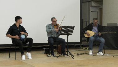 Den zweiten Teil der Eröffnungsveranstaltung bestritten die   drei Musiker der One World Band. Sie beeindruckten mit interessanten Bearbeitungen unterschiedlichster Liedstücke. 