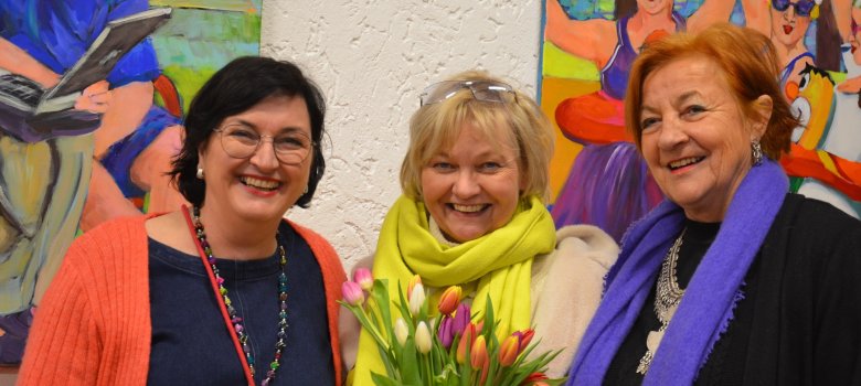 Gutgelauntes Frauen-Team mit Message (v.l.): Traudi Schlitt, Ilona Nolte, Elisabeth Hillebrand. Gutgelauntes Frauen-Team mit Message (v.l.): Traudi Schlitt, Ilona Nolte, Elisabeth Hillebrand.