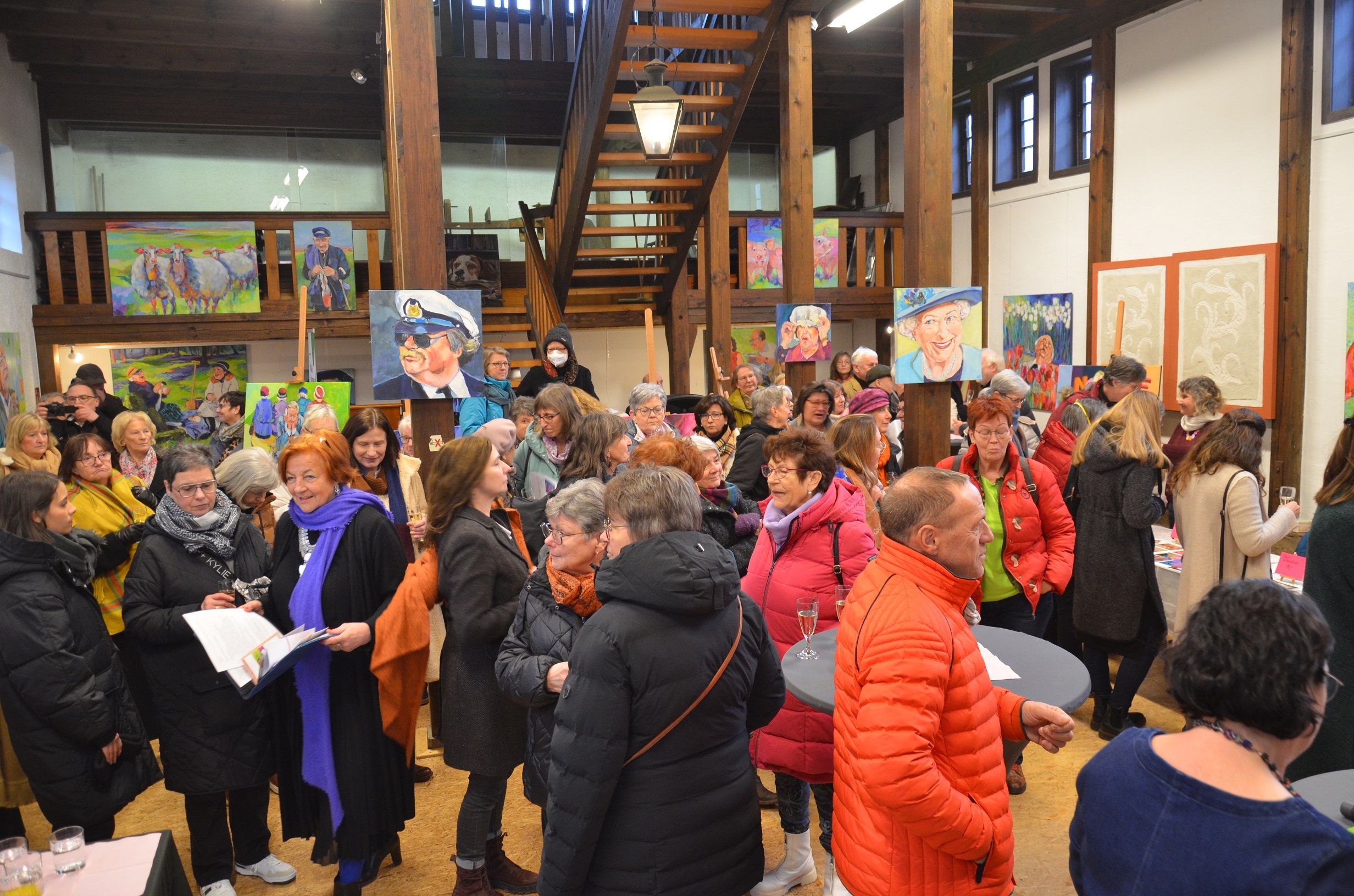 Mehr als hundert Gäste freuten sich anlässlich der Vernissage über die Bilder der Künstlerin Ilona Nolte.
