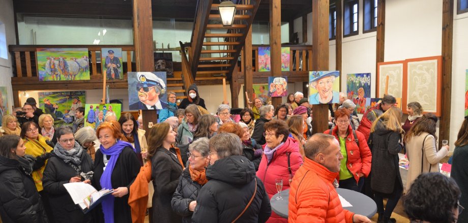 Mehr als hundert Gäste freuten sich anlässlich der Vernissage über die Bilder der Künstlerin Ilona Nolte.