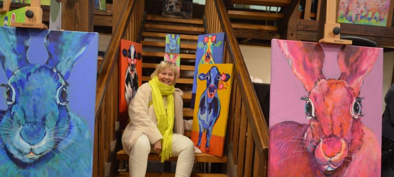 Die Künstlerin Ilona Nolte inmitten ihrer Popart-Kühe. Die Künstlerin Ilona Nolte inmitten ihrer Popart-Kühe.