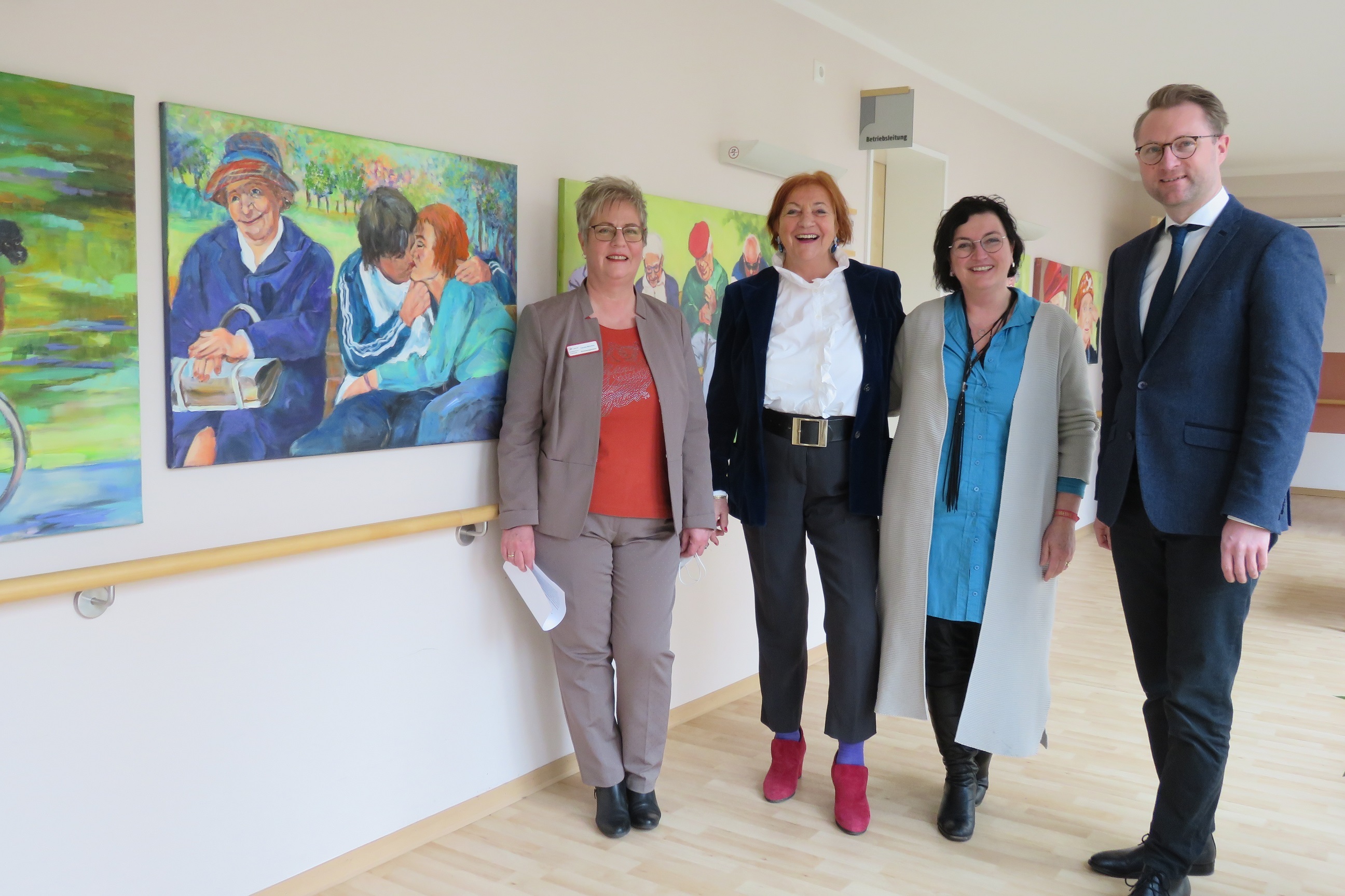 Dr. Mischak, Traudi Schlitt, Elisabeth Hillebrand und Carola Strecker