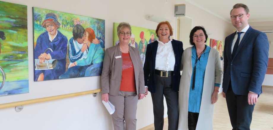 Dr. Mischak, Traudi Schlitt, Elisabeth Hillebrand und Carola Strecker