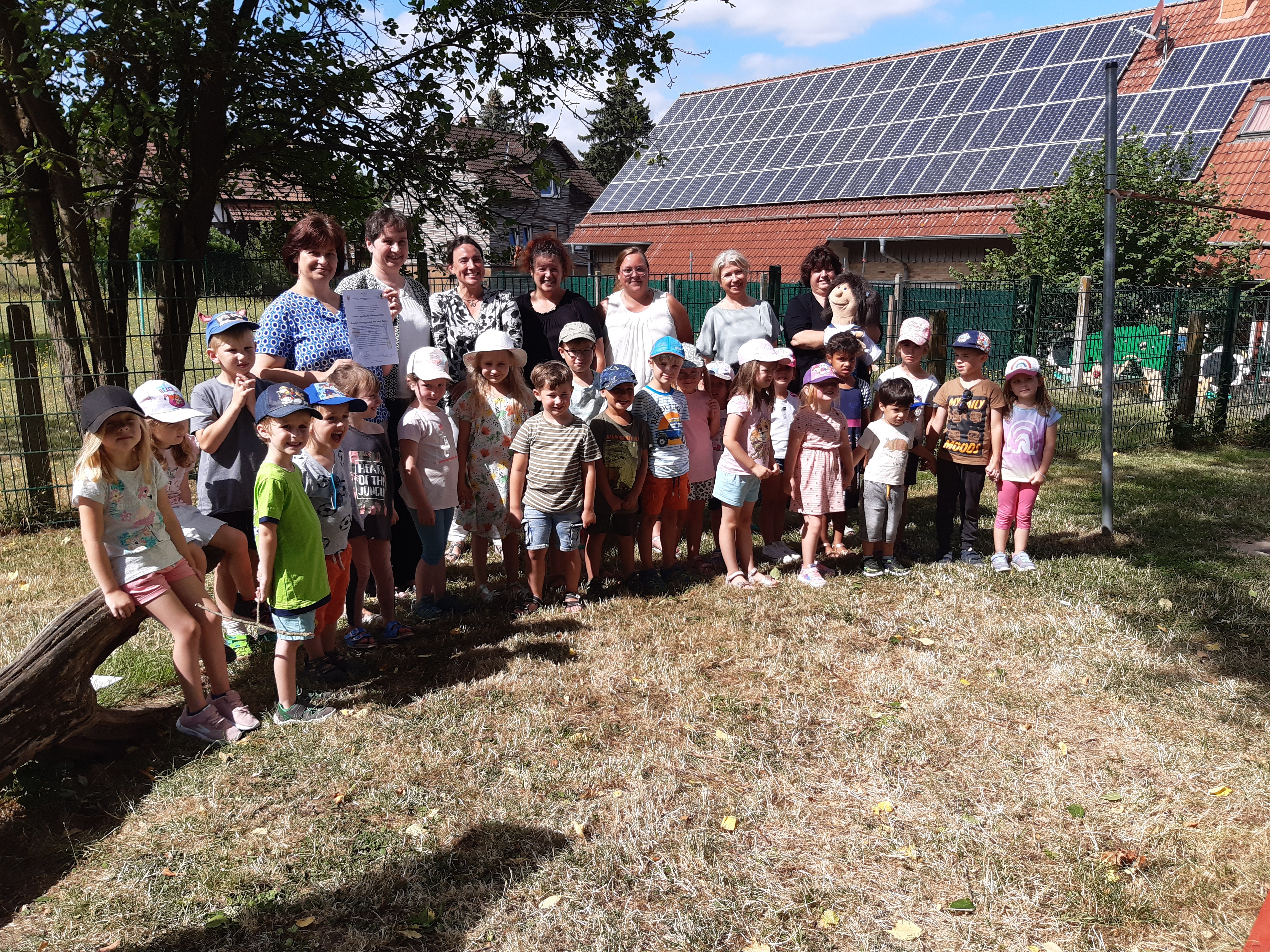 Freuen sich über die Prädikatsverlängerung:  Stephanie Münch (Leitung der Kita), Uta Born (Arbeitskreis Jugendzahnpflege Vogelsberg), Dr. Sonja Schmidt-Schäfer (Schulzahnärztin), Sabine Götz (Mitarbeiterin in der Patenschaftszahnarztpraxis Eilers &Schäfer), Jennifer Wick (Elternbeirat), Susanne Schaab (Bürgermeisterin Schotten), Nicole Adam mit Handpuppe Rosa (von links). 