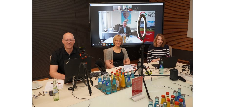 Stefan Bodem (Wärmepumpen-Team der OVAG), Johanna Dunez (Energieberater-Team der OVAG),  Dr. Jens Mischak (Vorstandsvorsitzender des Region Vogelsberg e. V.) und Simone Weber (Wärmepumpen-Team der OVAG) während des Online-Seminars.                          