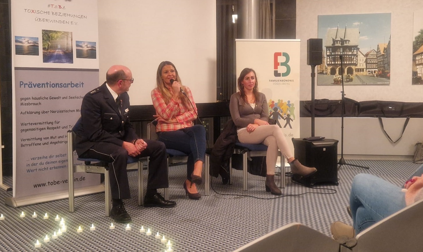 Neben Referentin Svenja Beck (Mitte) beantworteten auch Klaudia Goerlich als Mitarbeiterin der Fachstelle gegen häusliche Gewalt des Vogelsbergkreises sowie Wolfgang Keller, Opferschutzbeauftragter der Polizei, Fragen aus dem Publikum.