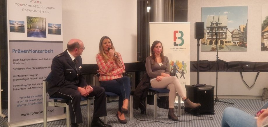 Neben Referentin Svenja Beck (Mitte) beantworteten auch Klaudia Goerlich als Mitarbeiterin der Fachstelle gegen häusliche Gewalt des Vogelsbergkreises sowie Wolfgang Keller, Opferschutzbeauftragter der Polizei, Fragen aus dem Publikum.
